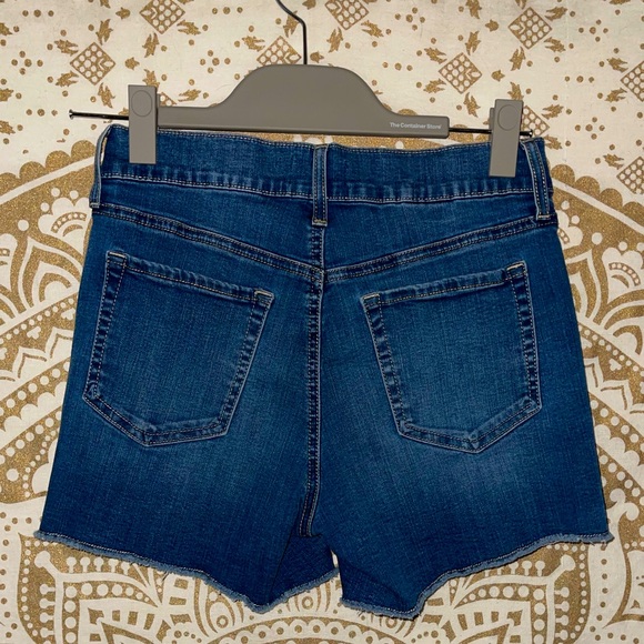 “NYDJ” LADIES BLUE DENIM BUTTON & ZIP-UP SHORTS W/POCKETS, (LIFT & TUCK), SIZE 2 - Picture 2 of 5